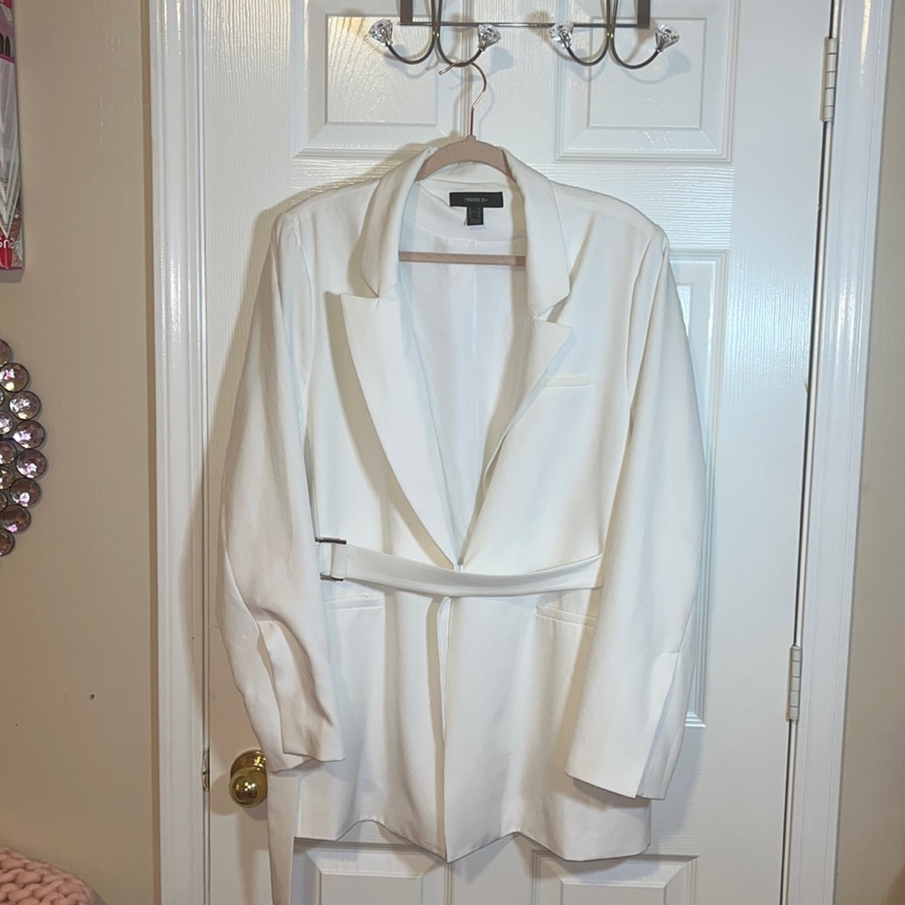 WHITE BLAZER